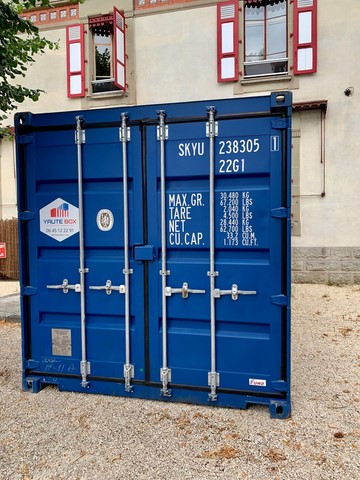 Container bleu premier voyage taille 20" vue porte yaute box