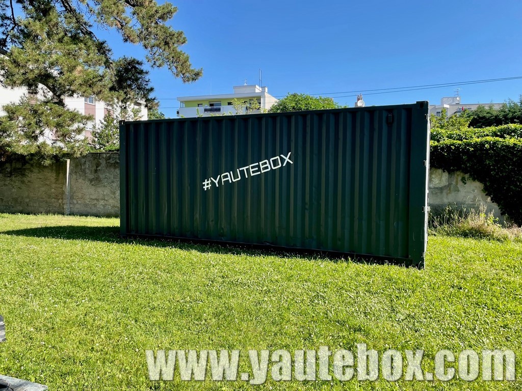 container dans un parc sur pelouse verte 