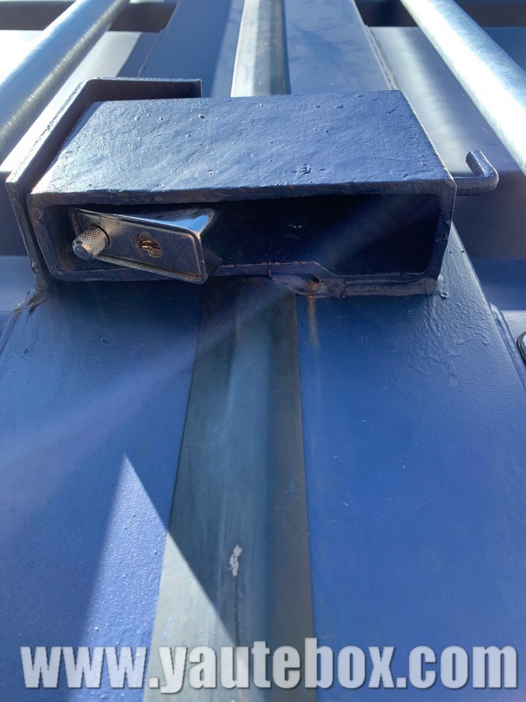 container vue sur cadenas des deux portes