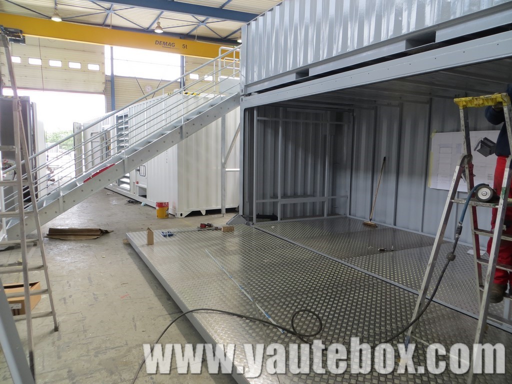 container stand en cours de fabrication vue sur le plancher alu strié