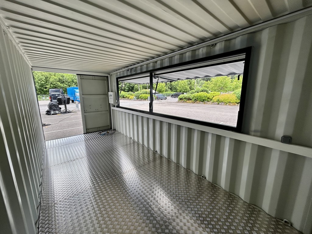 container snack vue intérieur vue sur les ouvrants et sol en tole alu strié