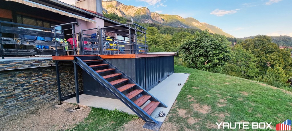 container piscine vue sur un escalier permettant l'accés à la piscine et la terrasse plus haut