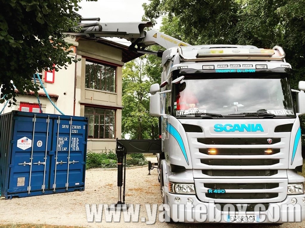 levage par camion d'un container 20 pieds de location