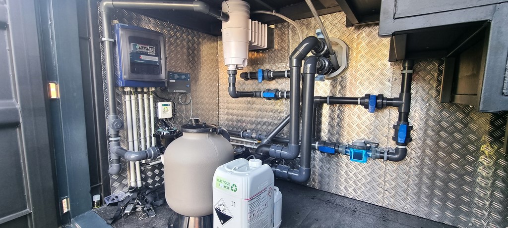 piscine container vue sur le local technique avec les tuyau pompes filtrations et système electriques automatiques